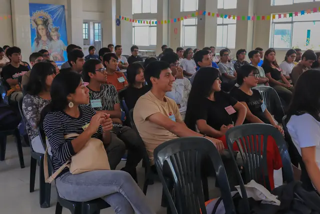 Jóvenes participando en un encuentro vocacional