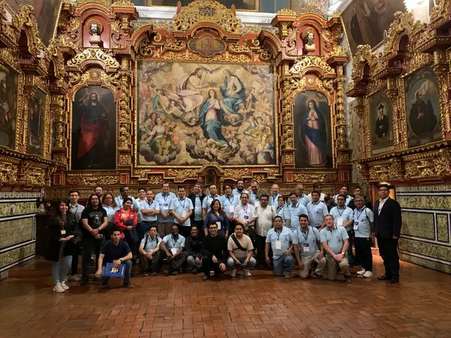 Foto grupal de jóvenes y salesianos