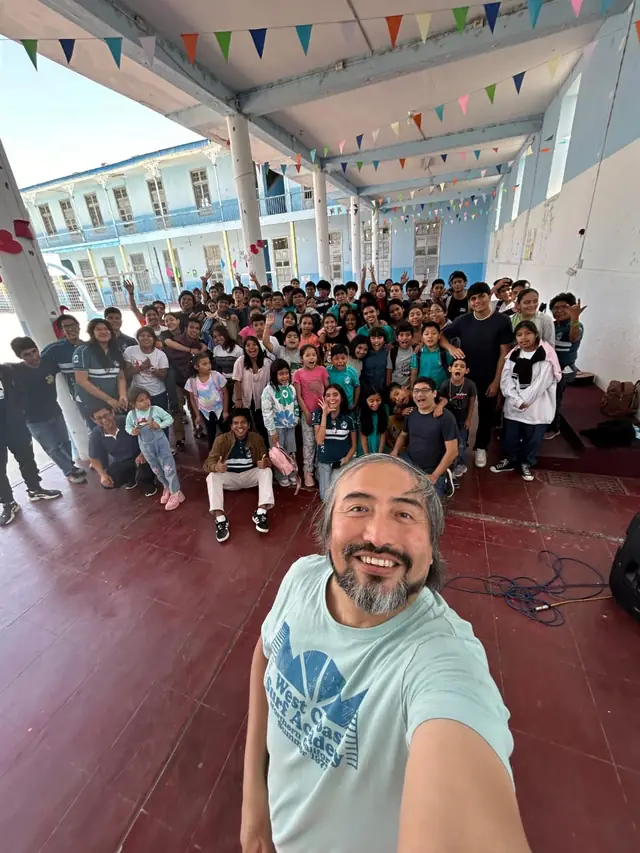Animador con un grupo de jóvenes